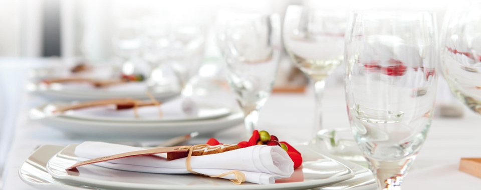 Eingedeckter Tisch für Hochzeiten